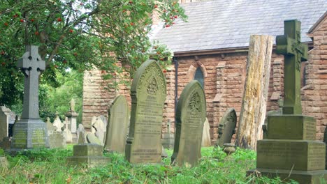 Blick-Auf-Die-Kirche-Auf-Der-Anderen-Seite-Des-Friedhofs