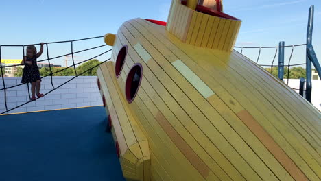 Spielplatz-Auf-Dem-Dach-Des-Legohauses