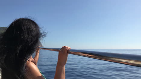 Mujer-En-Un-Barco-Navegando-Por-El-Mar-Mediterráneo,-A-Lo-Largo-De-La-Costa-De-Palma-De-Mallorca