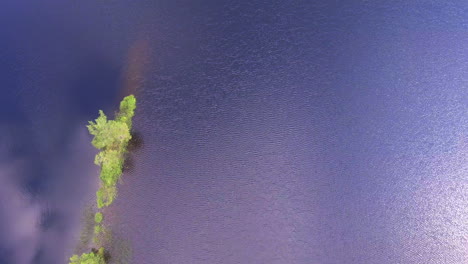 Drohnendrehvideo-Einer-Atemberaubenden-Kleinen-Insel-In-Einem-Finnischen-Waldsee