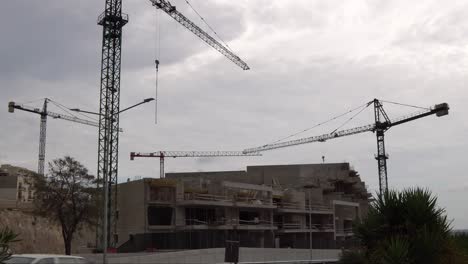 Video-De-Malta-Sobre-Una-Construcción-En-Un-Día-Nublado-Y-Ventoso