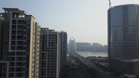 Luftaufnahme-Der-Liedbrücke,-Liedautobahn-Mit-Starkem-Verkehr,-Guangzhou,-China-An-Einem-Sonnigen-Tag-Am-Nachmittag
