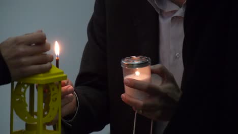 Nahaufnahme-Von-Menschen-Mit-Kerzen-Und-Laternen-Für-Die-Übertragung-Des-Heiligen-Feuers-Zu-Ostern-In-Der-Grabeskirche-In-Jerusalem