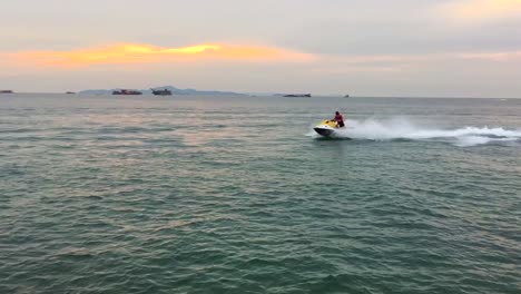 Ein-Unbekannter-Mann-Fährt-Jetski-Am-Strand-Von-Pattaya-In-Thailand