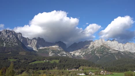 Las-Nubes-De-Buen-Tiempo-Se-Elevan-Sobre-La-Cima-De-La-Montaña-De-Los-Alpes-Austriacos-Tirol