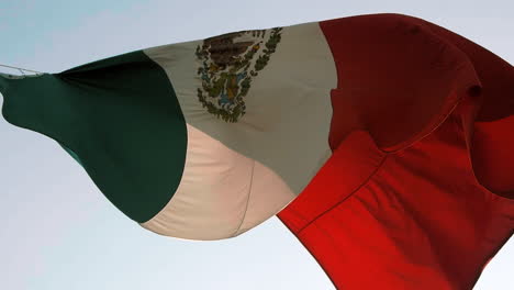 Mexikanische-Flagge-Weht-Cdmx-Mexiko-Stadt,-Aufgenommen-In-4K-100fps