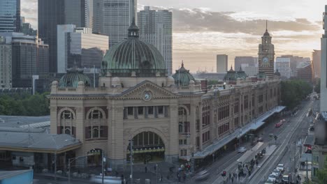 Melbourne-City-Sunset-Time-Lapse,-capturing-the-transformation-of-colours-and-lights-projected-on-the-iconic-heritage-Flinders-Street-Railway-Station