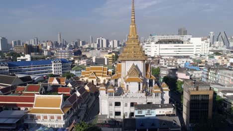 Toma-Aérea-De-La-Parte-Posterior-Del-Templo-Wat-Traimit,-Golden-Buddha,-Bangkok,-Tailandia
