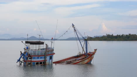 Ein-Sinkendes-Fischerboot-Liegt-Leblos-Vor-Der-Küste-Einer-Insel-In-Thailand