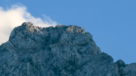 Zeitrafferwolken-über-Berggipfel-Bei-Sonnenuntergang,-Ojstrica-Und-Kamnisko-Savinja-Alpen,-Slowenien,-Logarska-Dolina,-Europäische-Alpen