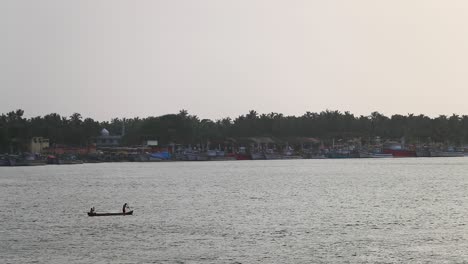 Indischer-Fischer-überquert-Den-Fluss,-Mangalore,-Indien
