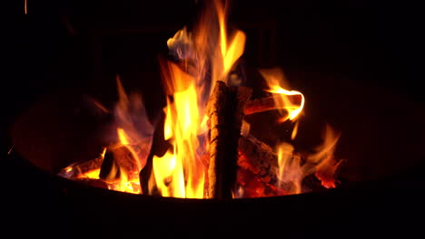 Lagerfeuerflammen-Verbrennen-Brennholz-In-Leuchtendem-Orange-Während-Der-Nacht-Auf-Dem-Campingplatz-Im-Freien