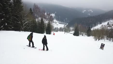 Zwei-Snowboarder-Sind-Bereit,-Den-Hügel-Bei-Spindleruv-Mlyn-Hinunterzufahren