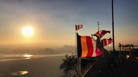 Buddhistische-Flaggen-Kloster-Draufsicht-Bergansicht-Zeitlupe-Fluss-Sonnenuntergang