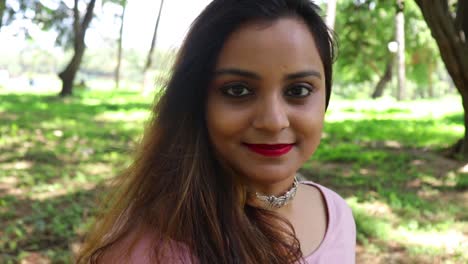 Schöne-Indische-Frau-Lächelt-Und-Blickt-In-Zeitlupe-In-Die-Kamera