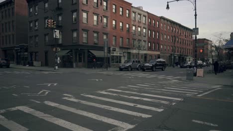 Parada-De-Coche-En-Un-Semáforo-En-Greenpoint-Brooklyn-Nueva-York