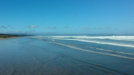Panoramic-view-of-the-shore-of-the-90-mile-beach,-pan-shot-of-the-shore-and-the-beach,-New-Zealand
