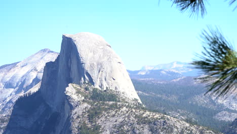 4K-Ansicht-Des-Half-Dome-Durch-Die-Kiefern-Des-Yosemite-Nationalparks,-Kalifornien,-Glacier-Point