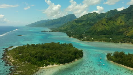 Aerial-view-of-the-lagoon-and-the-reef-of-Moorea,-French-Polynesia