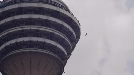 Saltadores-Base-Saltando-Desde-La-Torre-Menara-En-Kuala-Lumpur