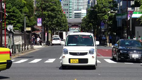 Der-Blick-Auf-Die-Japanische-Straße,-Autos-Und-Gehende-Menschen