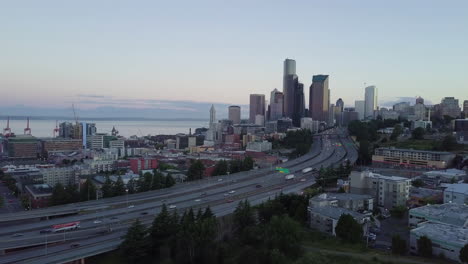 Luftaufnahme-Der-Innenstadt-Von-Seattle-Im-Morgengrauen