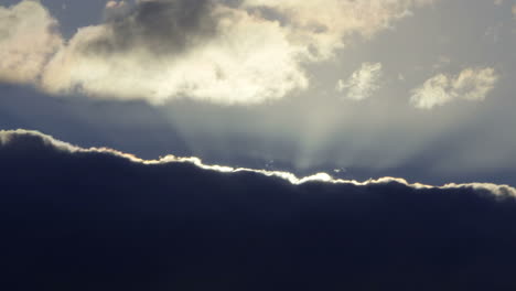 Zeitraffer-Dunkler-Regenwolken,-Die-Die-Sonne-Mit-Silberstreifen-Verdecken,-Kanarische-Inseln,-Spanien