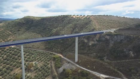 Vista-Aérea-De-Una-Carretera-Sobre-Un-Viaducto