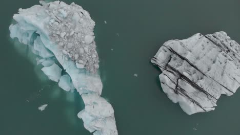 Sobrevuelo-Aéreo-Lento-Icebergs-En-Una-Laguna