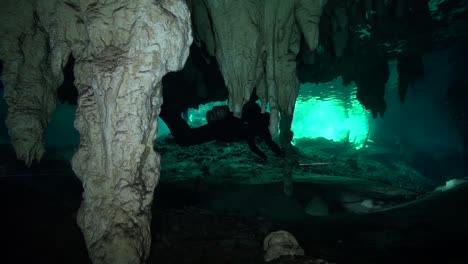 Höhlentaucher-Und-Große-Speläotheme-Nahe-Der-Oberfläche