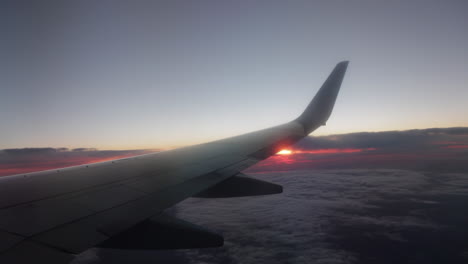 Sonnenaufgangsansicht-Vom-Flugzeug,-Flügel-Im-Blick