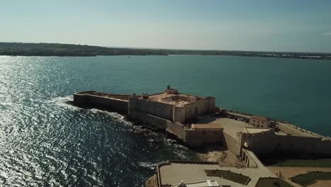 Drone-flight-towards-the-Castello-Maniace-on-the-Ortigya-island,-Syracuse,-Sicily,-Italy