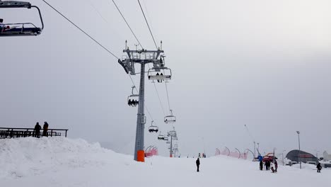 Gudauri-Skigebiet-Mit-Skilift-Und-Wenigen-Menschen,-Die-In-Georgien-Schneeaktivitäten-Und-Sport-Betreiben