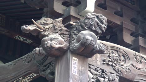 Una-Hermosa-Escultura-Tallada-En-Madera-Antigua-Que-Representa-Un-Cerdo-Al-Estilo-Japonés-Decorado