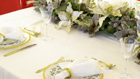 Mesa-Decorada-Para-Navidad-Con-Detalles-De-Poinsettias-Blancas