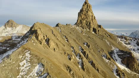 Luftaufnahme,-Die-In-Der-Nähe-Des-Geländes-Vorbeiführt-Und-über-Den-Felsigen-Gipfel-„La-Maya“-Klettert,-Der-Die-Herbstfarben-Der-Alpinen-Landschaft-Bei-Sonnenuntergang-Offenbart,-Wallis-–-Schweiz