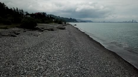 Playa-Rocosa-Cerca-De-Batumi,-Disparo-De-Drones