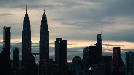 Kuala-Lumpur-Gebäudesilhouetten-Stadtbild-Im-Hintergrund-Des-Morgensonnenaufgangs