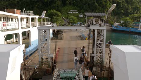 Ferry-arriving-and-docking-at-Koh-Chang-island,-Thailand-Slowmo