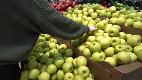 Niña-Comprando-Manzanas-Doradas-Del-Hipermercado