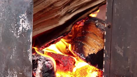 Close-up-of-small-wood-fire-as-viewed-from-the-door-on-a-barrel-cooker