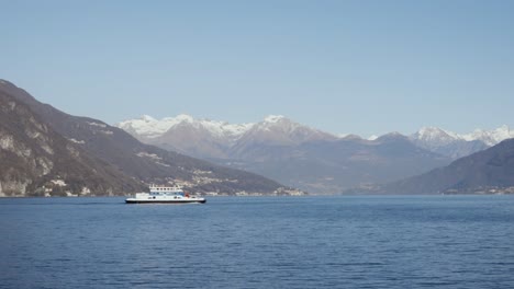 Ferry-Cruzando-El-Lago-De-Como-Desde-Menaggio-A-Varenna-4k