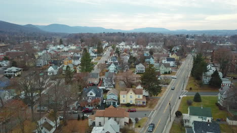 Drone-footage-of-homes-in-Beacon,-New-York-in-the-Hudson-Valley-in-winter