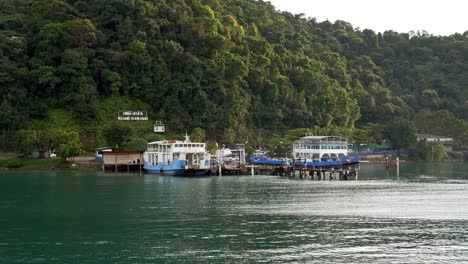 First-person-view-of-a-ferry-arriving-at-Koh-Chang-island,-Thailand-CROP