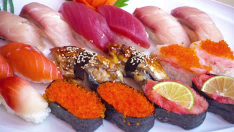 Rollo-De-Sushi-Y-Maki-En-Plato-Blanco-Estilo-Comida-Japonesa