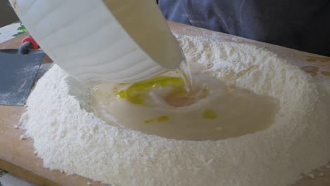 Preparación-De-Harina-Y-Agua-Para-Pasta