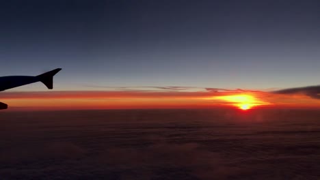 Atemberaubender-Sonnenuntergang-Aus-Dem-Fenster-Eines-Flugzeugs