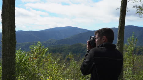Joven-Turista-fotógrafo-Tomando-Una-Foto-De-Las-Montañas