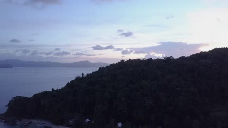 Luftaufnahme-Vom-Strand-Auf-Einer-Tropischen-Asiatischen-Insel-Bis-Zum-Hellen,-Pastellfarbenen-Sonnenaufgang-–-Kameraführung-Und-Schwenk-Nach-Rechts