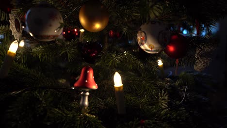 Alejar-De-Una-Luz-Dentro-Del-árbol-De-Navidad